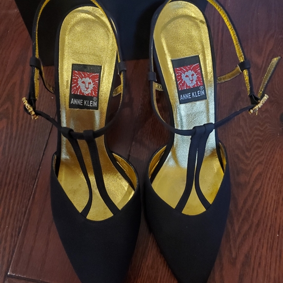 Anne Klein black strappy sandal - size 8 - Picture 2 of 5